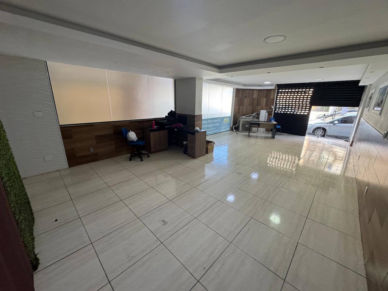 Loja comercial de dois andares a poucos passos da praia